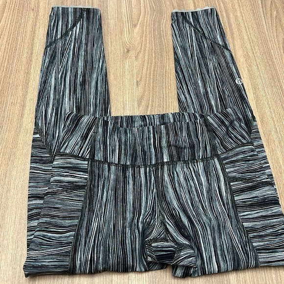 Lululemon Tight Stuff Tight II 22” in Low Tide Alpine White Black Legging Size 4 - Picture 2 of 7